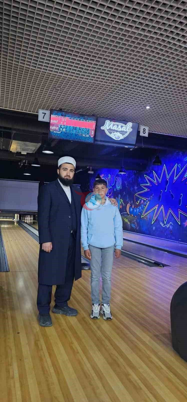 Cami inşaatına kumbarasını bağışlayan genç ödüllendirildi