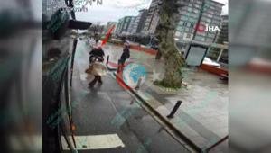 Küçükçekmece’de kaza İETT’den inen kadına motosiklet çarptı: Dehşet anı kamerada