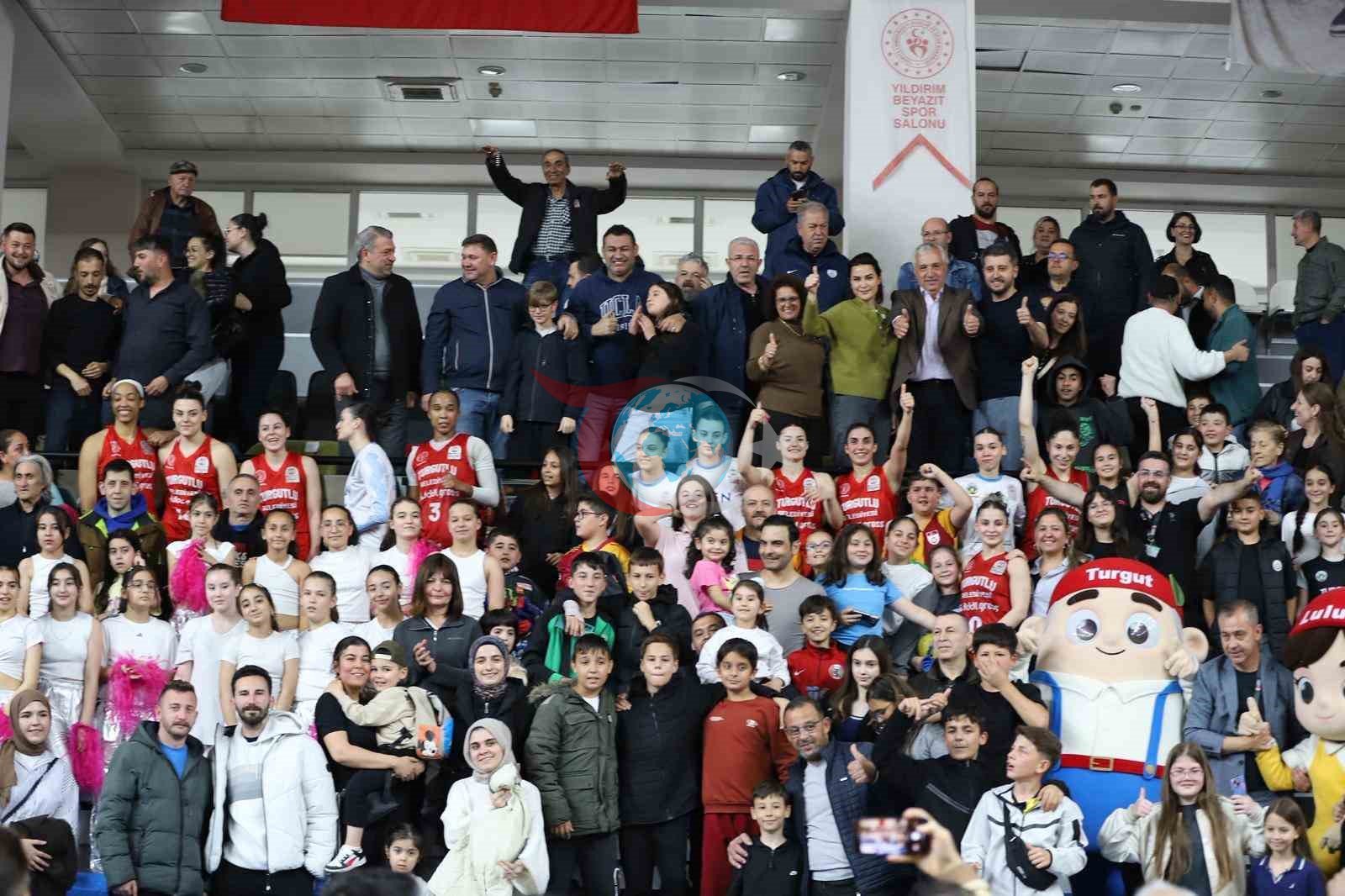Turgutlu'dan Taraftarların 95 Desibellik Destek Şovu