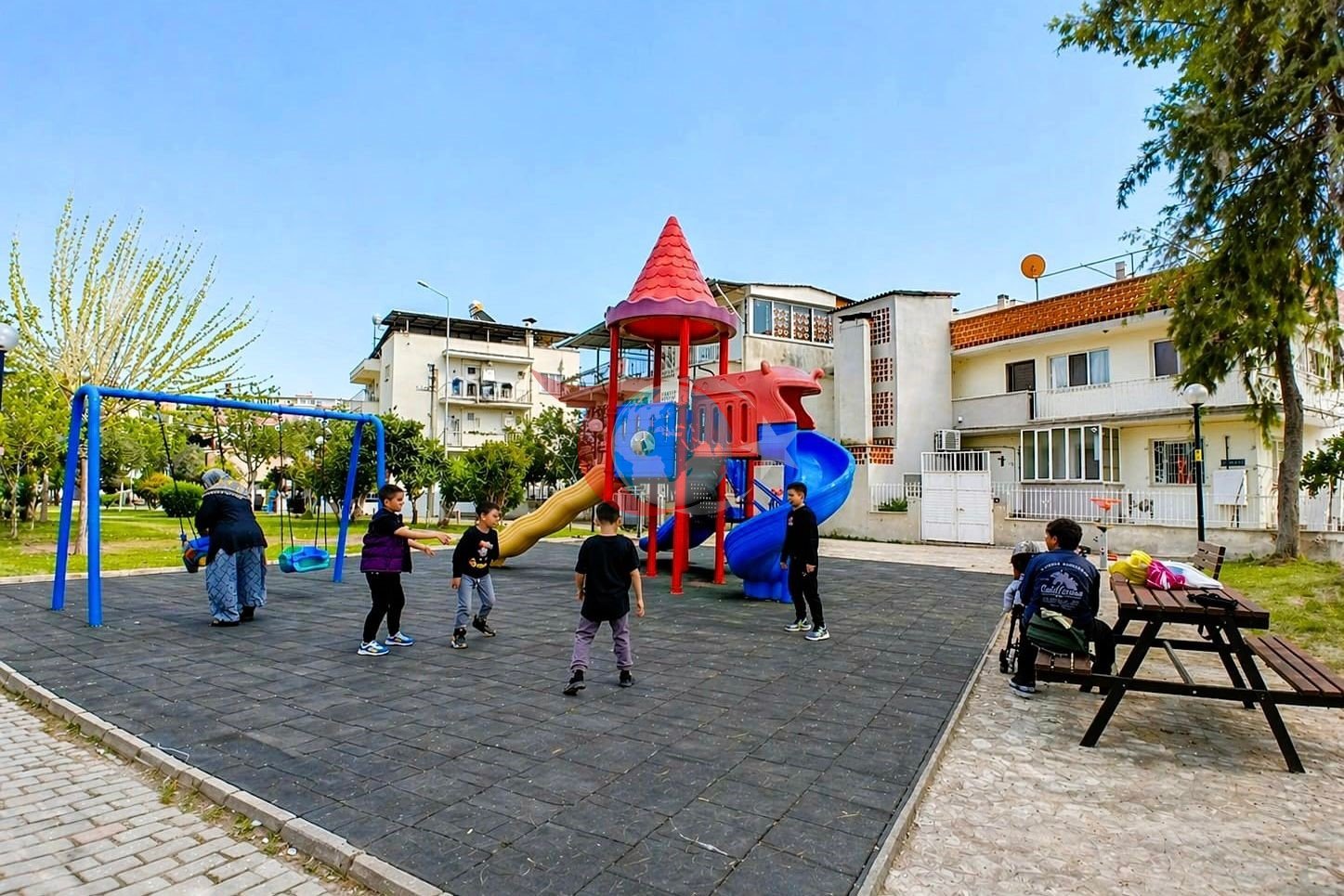 Efeler’de parklar yenileniyor