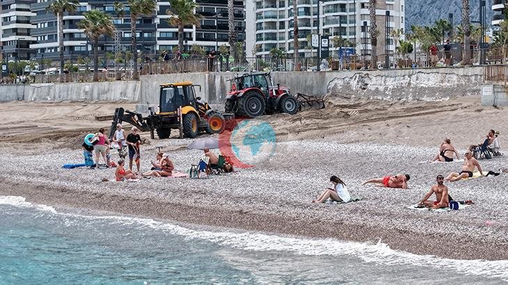 Dünya Çapında Ünlü Plajda Tartışma Yaratan Manzara! İş Makineleri Sahile İndi