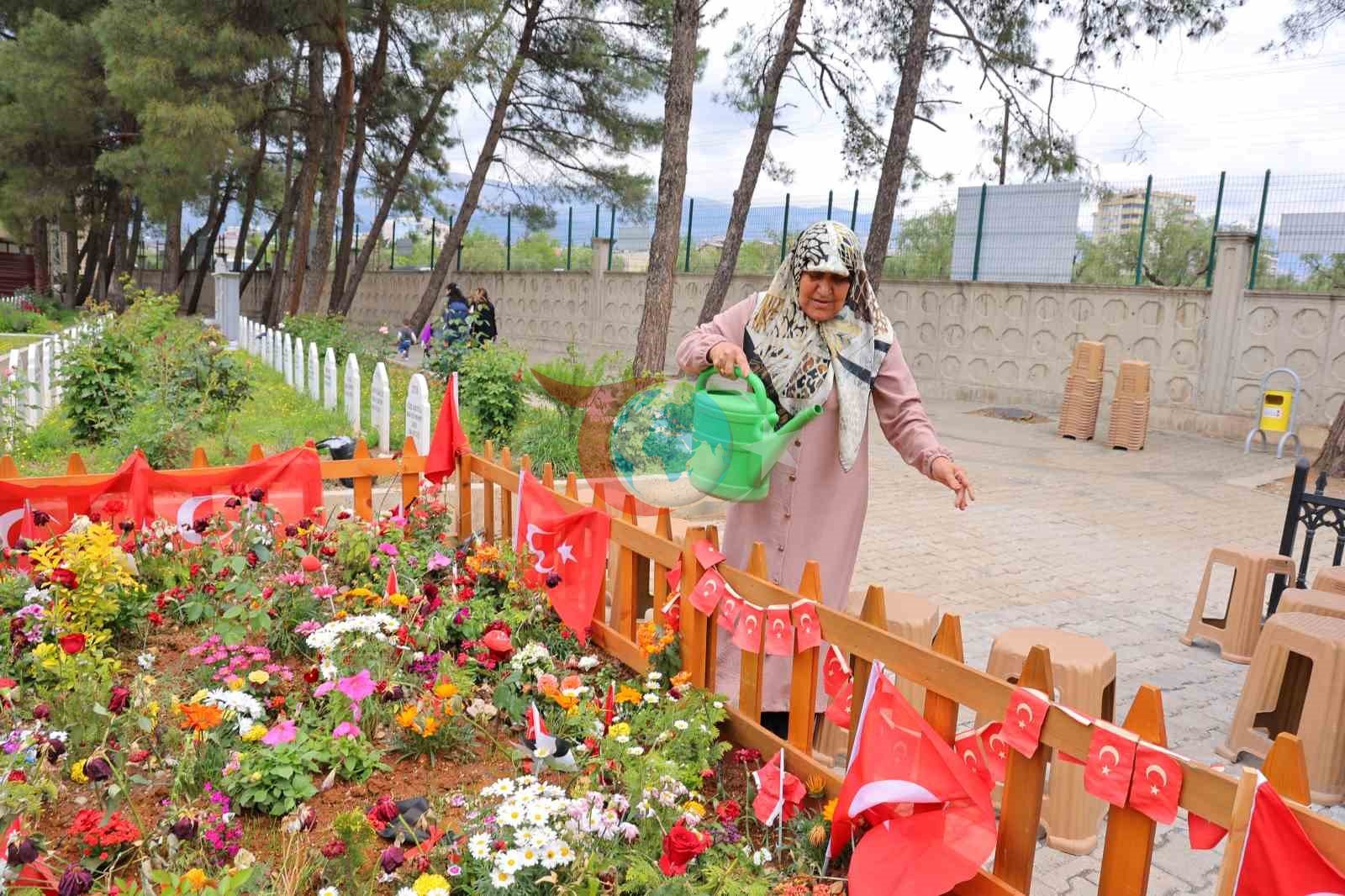 Okul saldırısında hayatını kaybeden çocukların ziyaretçileri eksik olmuyor