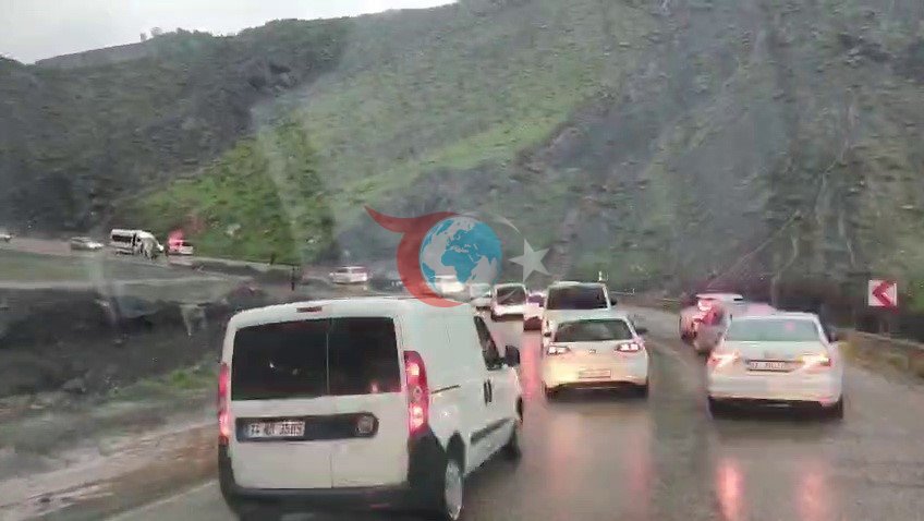 Adıyaman ve Çelikhan Arasında Heyelan Etkili Oldu