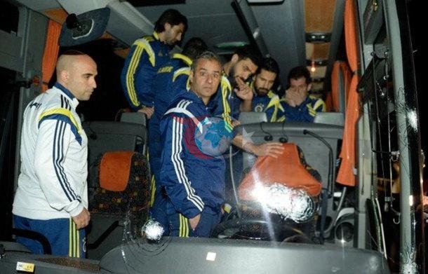 4 Nisan 2015'te Fenerbahçe takım otobüsü kurşunlandıktan sonra çekilen bir görsel
