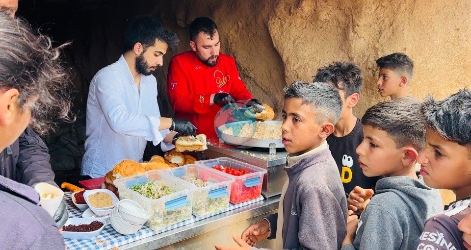Şanlıurfa’da gönüllü berberler çocukları tıraş etti