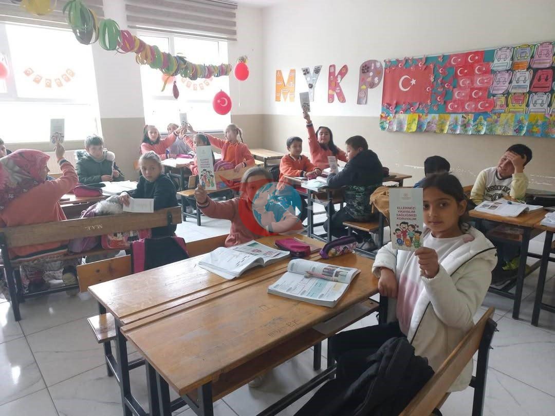 Sağlık ekipleri okul okul gezip hijyeni anlattı