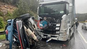 TIR karşı şeride uçtu, ortalık savaş alanına döndü 1 ölü, 5 yaralı