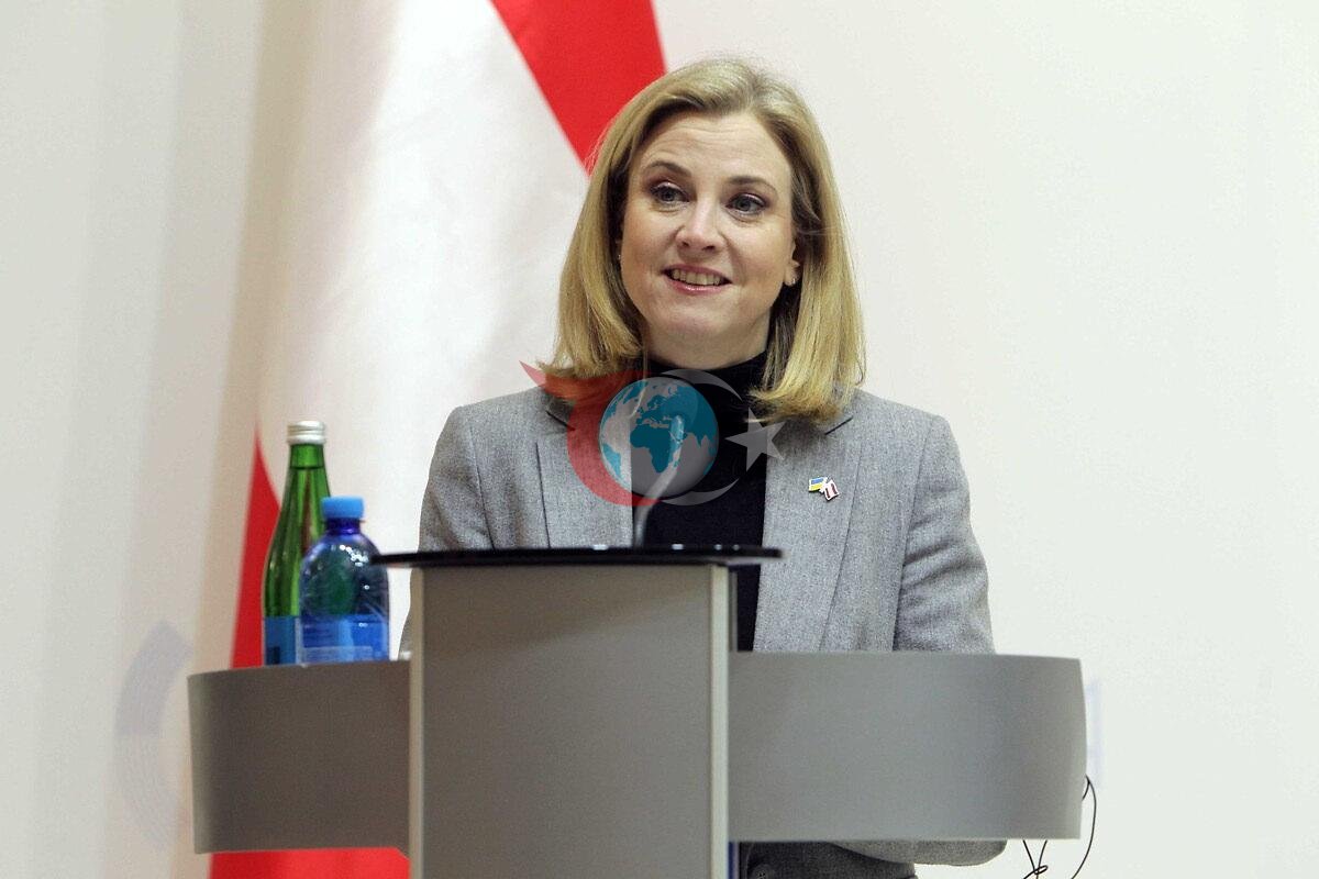 Avusturya Dışişleri Bakanı Beate Meinl-Reisinger bir etkinlikte açıklama yaparken.