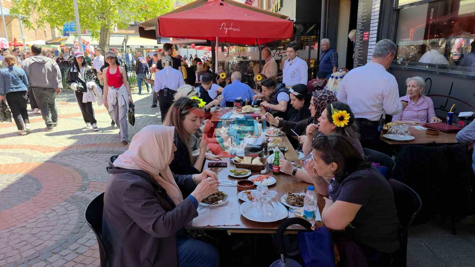 Kakava şenlikleri için gelen turistler ciğercilerde kuyruk oluşturdu