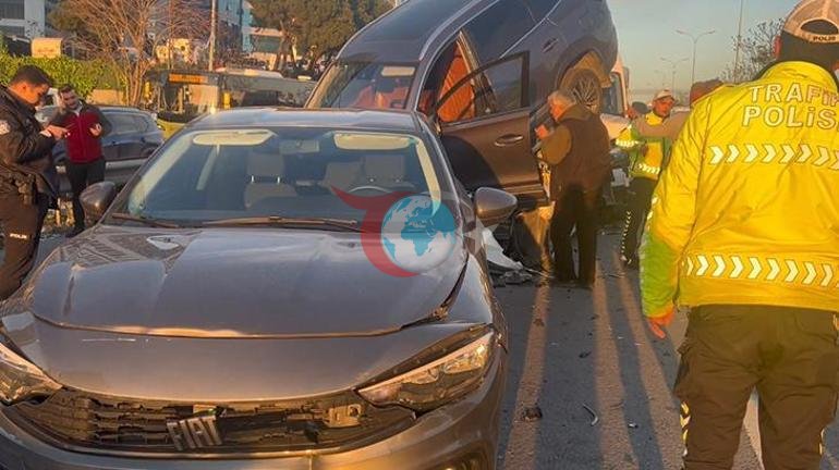 Kartalda 4 araç birbirine girdi Zincirleme kazada 5 kişi yaralandı