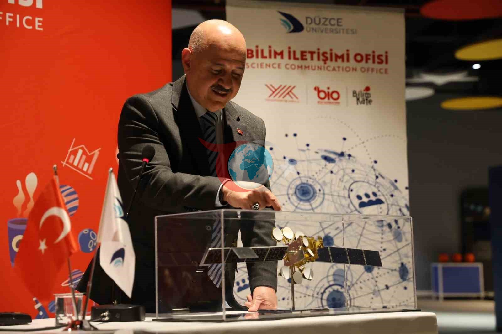 Rektรถr Sรถzbir Bilim Kafede uydu teknolojilerindeki milli vizyonu anlattฤฑ