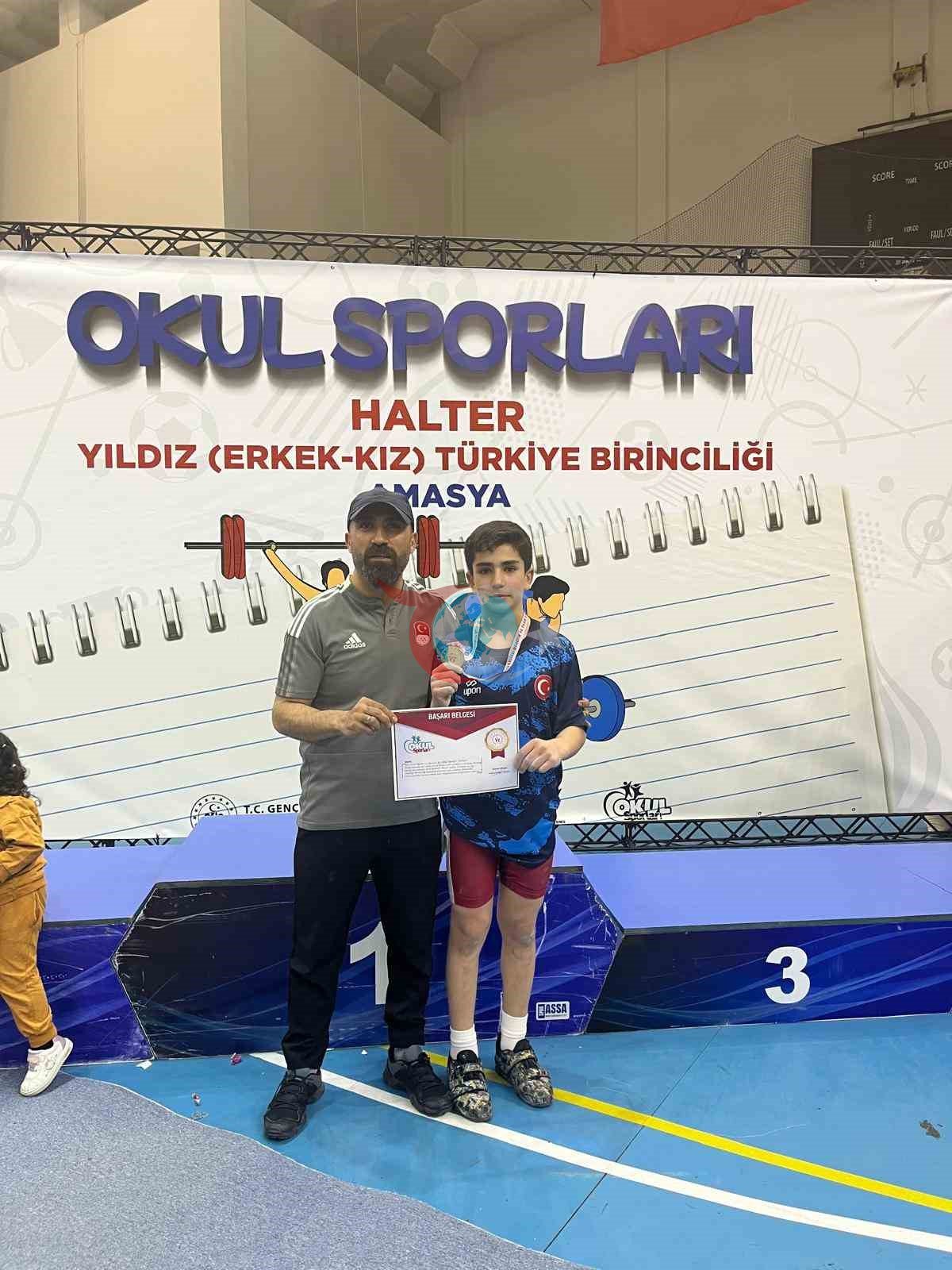 Ağrılı öğrenci Osman Oğur, halterde Türkiye şampiyonu oldu