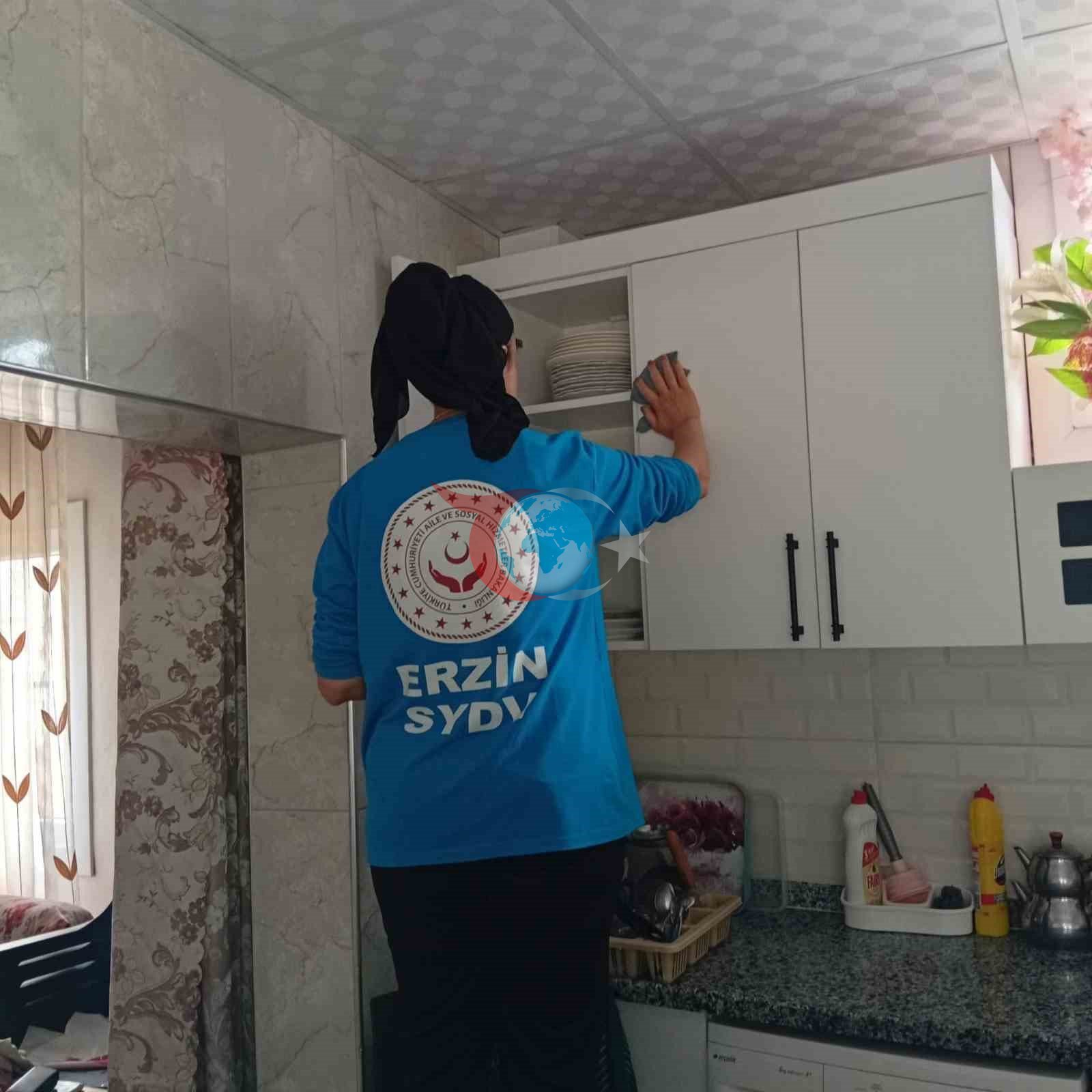 Erzin&rsquo;de yaşlı vatandaşların evinde vefa temizliği gerçekleştiriliyor
