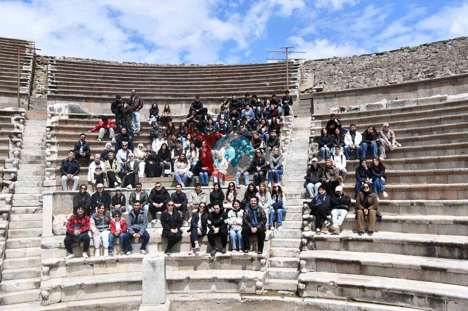 Üniversiteliler Bergama ve Ödemiş'in Tarihi İzlerini Keşfetti