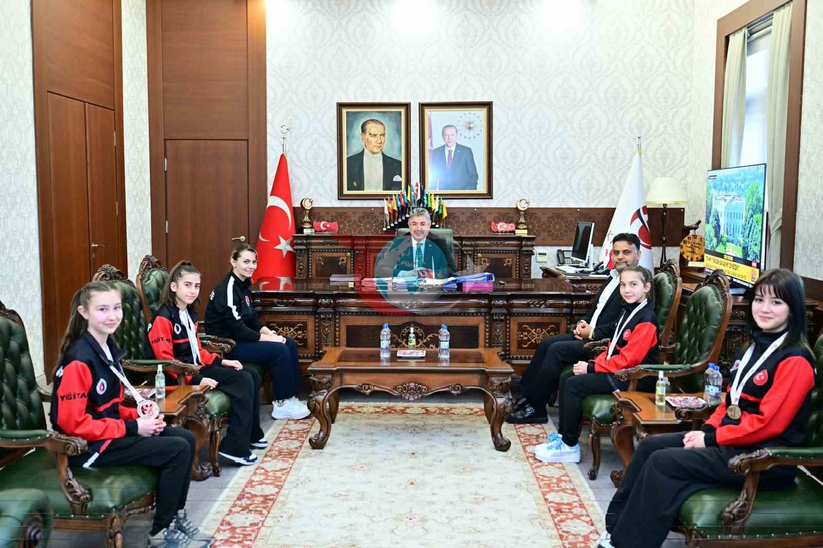 Vali Yılmaz, sporcu Gülsena Karakuyulu ve öğrencilerini makamında ağırladı