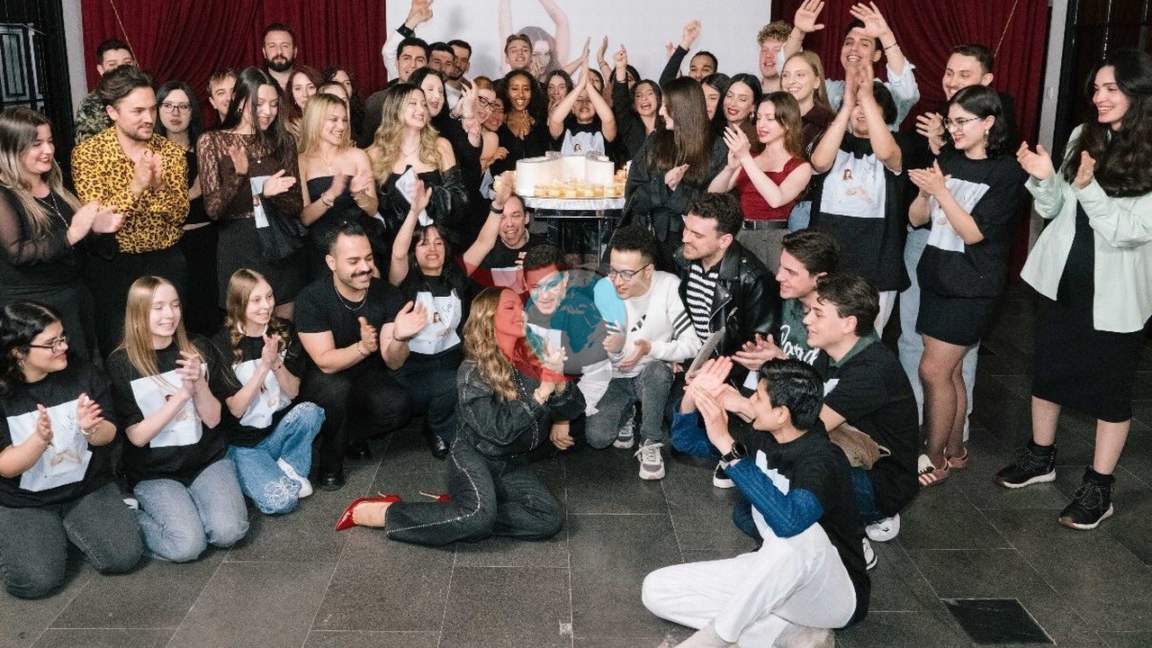 Hadise, Hayranlarıyla Özel Albüm Dinleme Etkinliğinde Buluştu