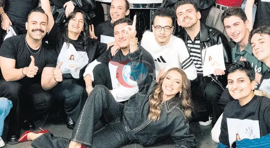 Hadise hayranlarıyla 'albüm dinleme seansı' yaptı