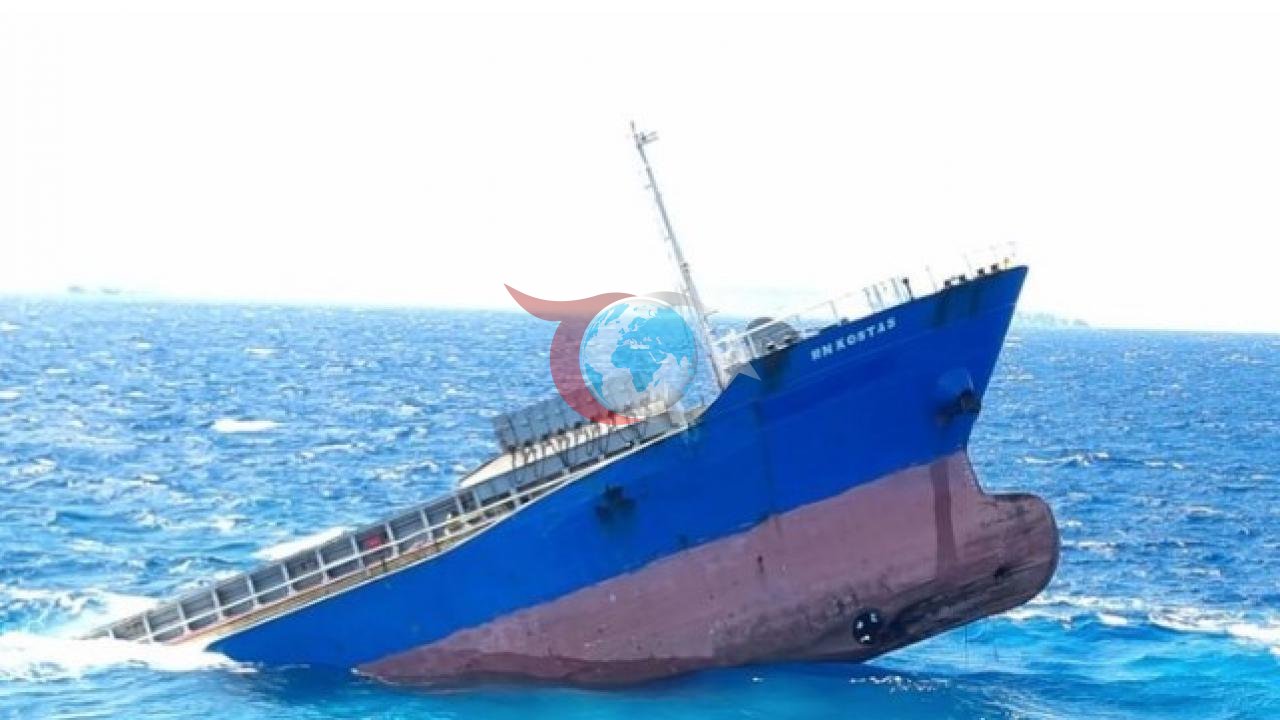 Ege'de Türk Mürettebatlı Kargo Gemisi Kayalıklara Çarptı