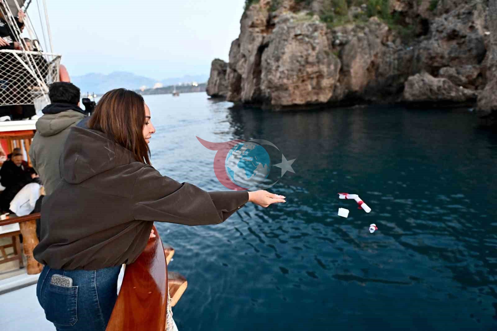 Hıdırellez&rsquo;de dilekler Akdeniz&rsquo;in mavi sularına bırakıldı