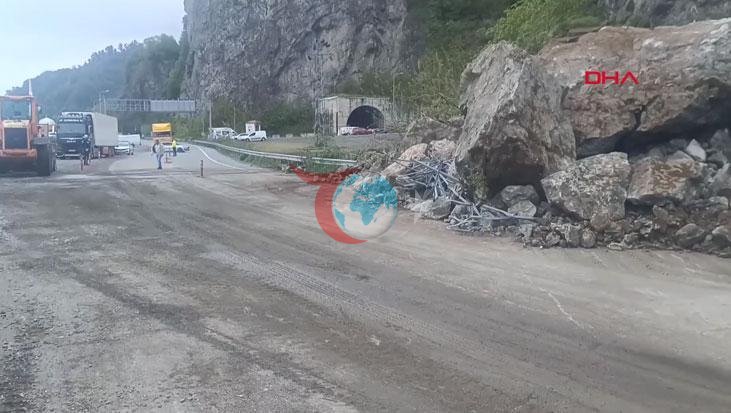 Artvin'de Heyelan Alarmı! Kaya Parçaları Yolu Kapattı