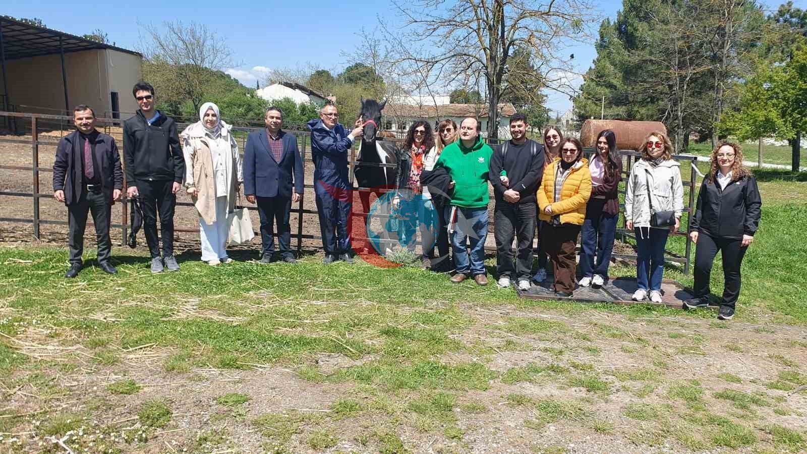 Engelli vatandaşlar Veteriner Fakültesi çiftliğinde hayvanları sevdi