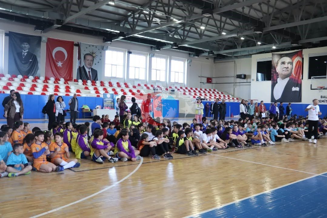 Edremit’teki Geleneksel Oyun Şölenine 8 Bin Öğrenci Katıldı