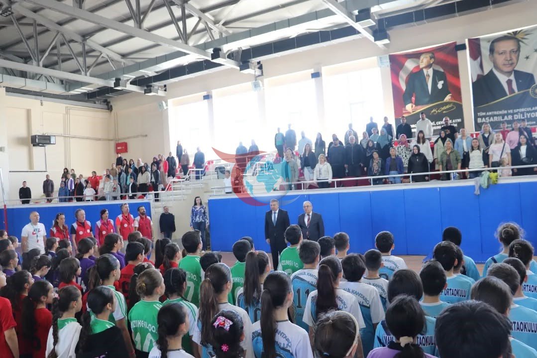 Edremit&rsquo;te 8 bin öğrenci geleneksel oyunlar için sahaya indi