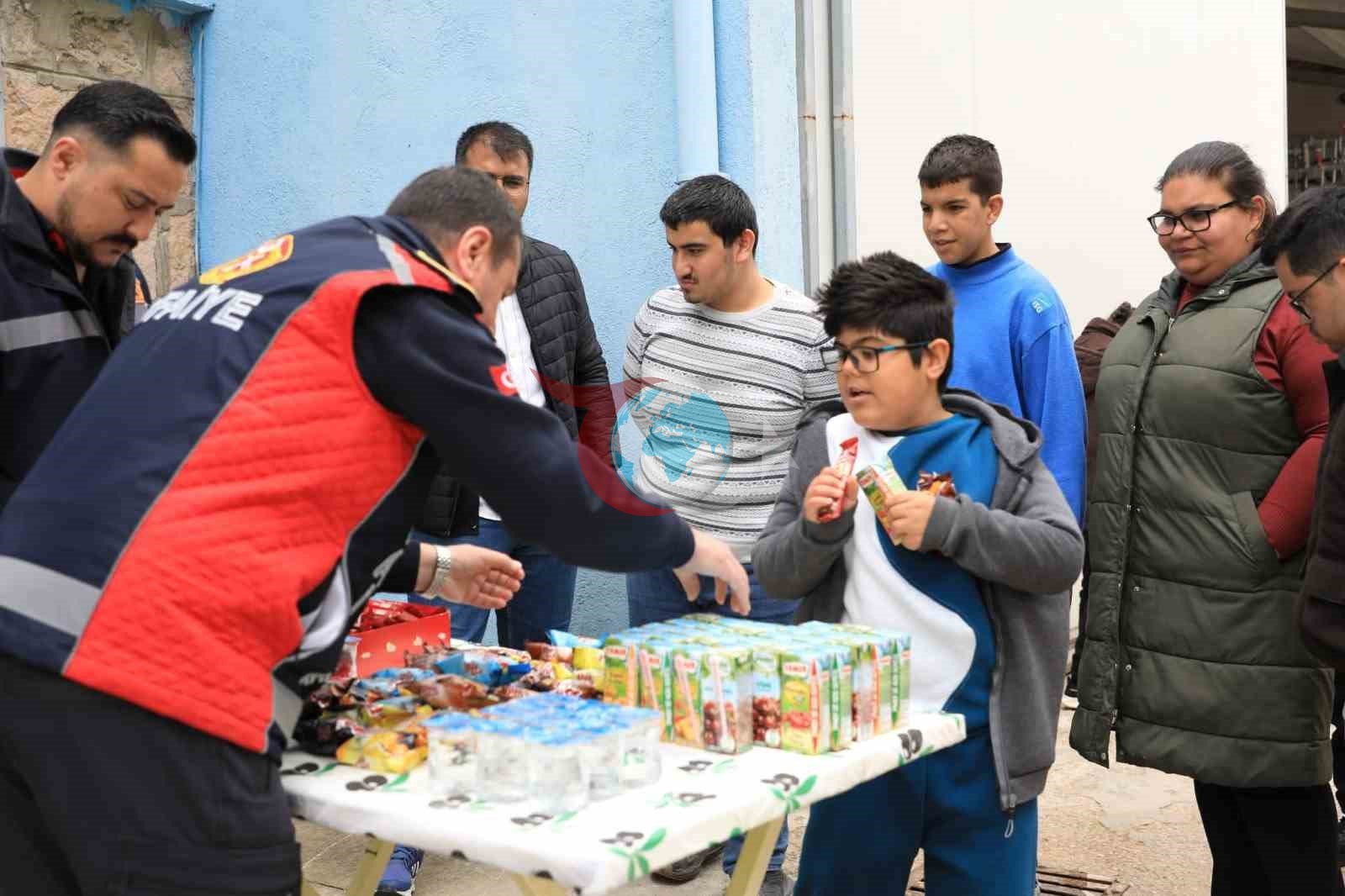 İtfaiye ekiplerinden özel bireylere yangın eğitimi