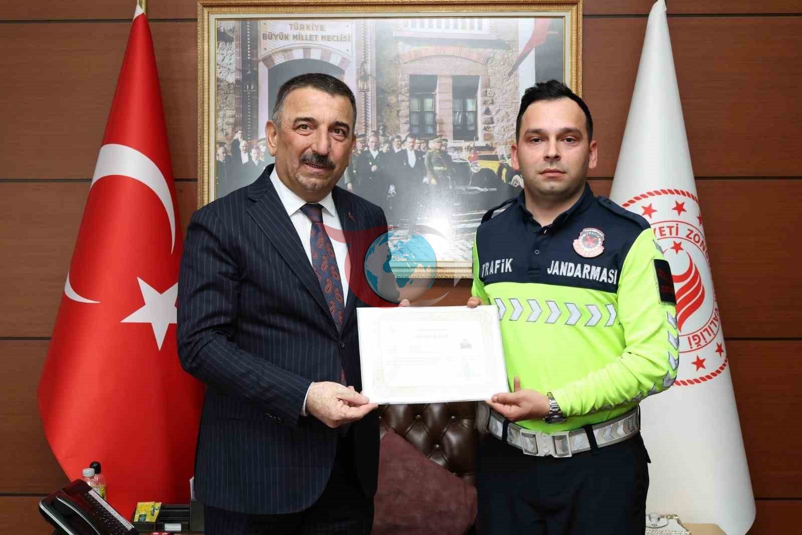 Vali Hacıbektaşoğlu'ndan Trafik Personeline Ödül