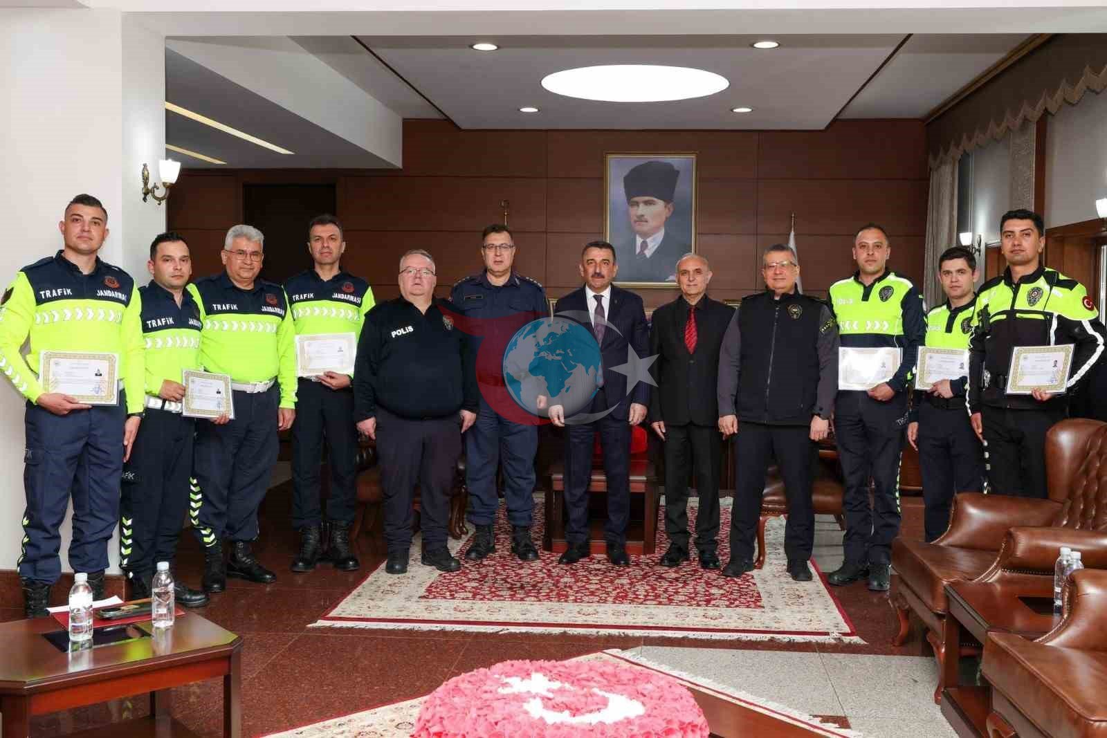 Vali Hacıbektaşoğlu&rsquo;ndan trafik ekiplerine başarı belgesi