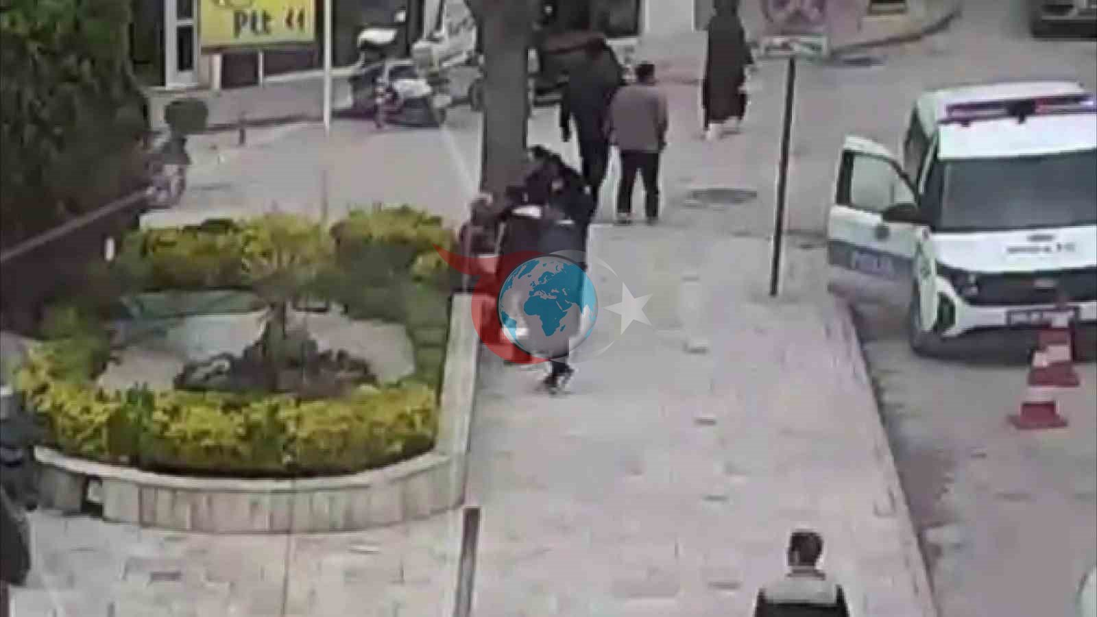 Aracından inip polis otosunun önüne geldi, hayatını Heimlich manevrasıyla polisler kurtardı
