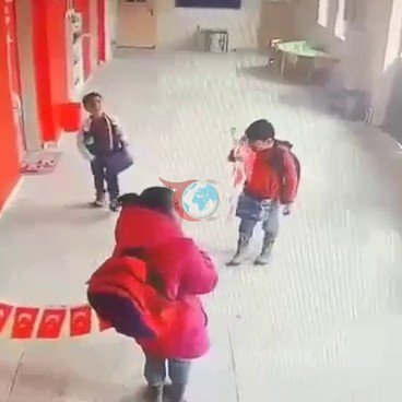 Erzurum&rsquo;dan yürekleri ısıtan görüntüler: Minikler yere düşen bayrağı asmak için seferber oldular