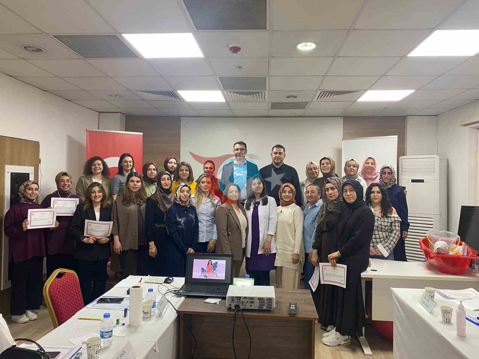 Sağlık çalışanlarına doğum süreci ve yenidoğan bakımı eğitimi