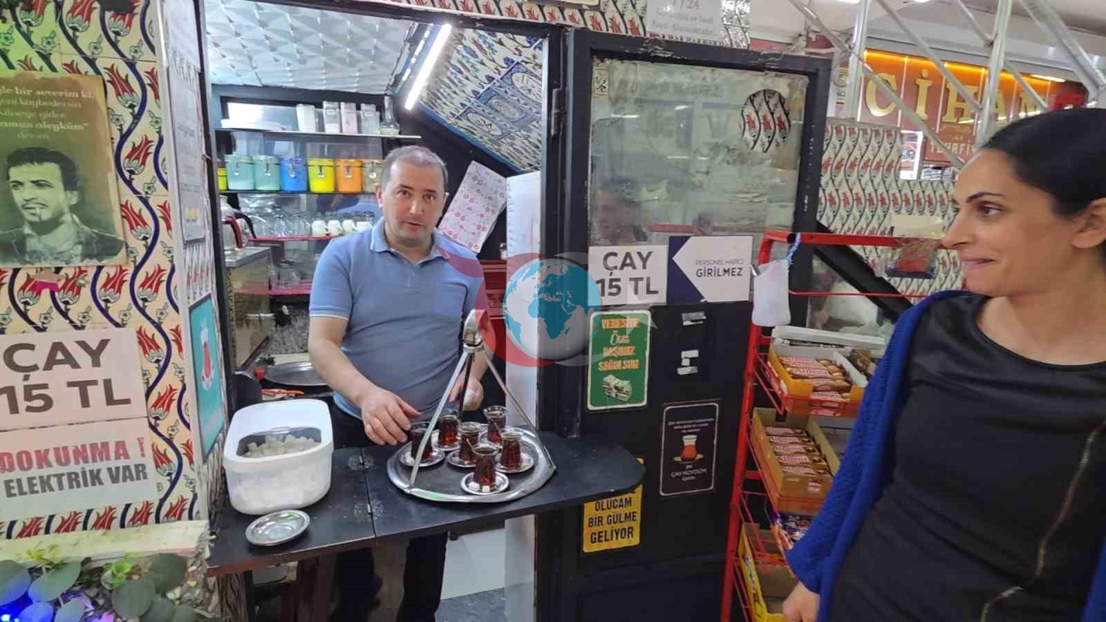 Yaklaşık 3 metrekarelik iş yerini sanat eseri niteliğinde bir mek&acirc;na dönüştürdü