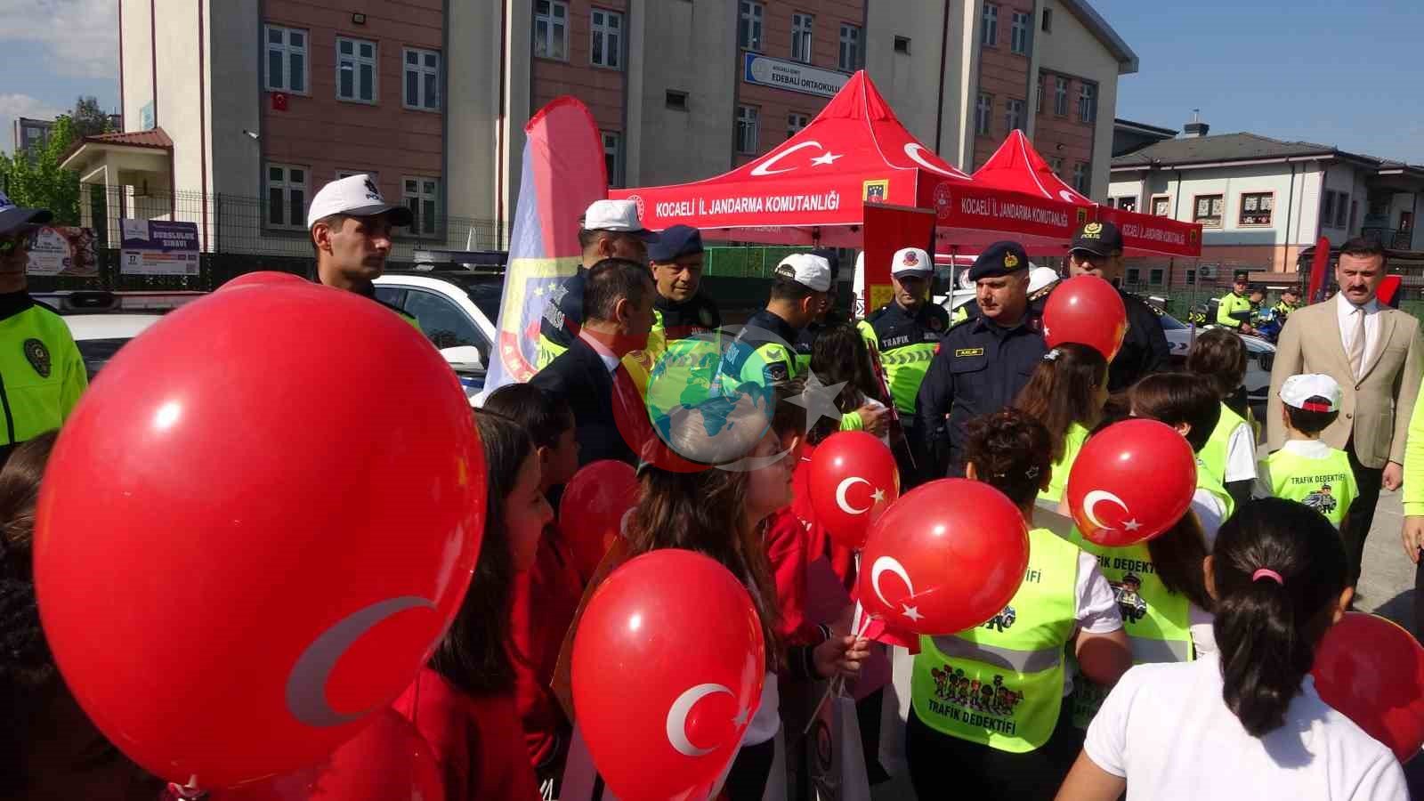 Minik trafik dedektifleri görev başında: Hem öğrendi hem öğretti
