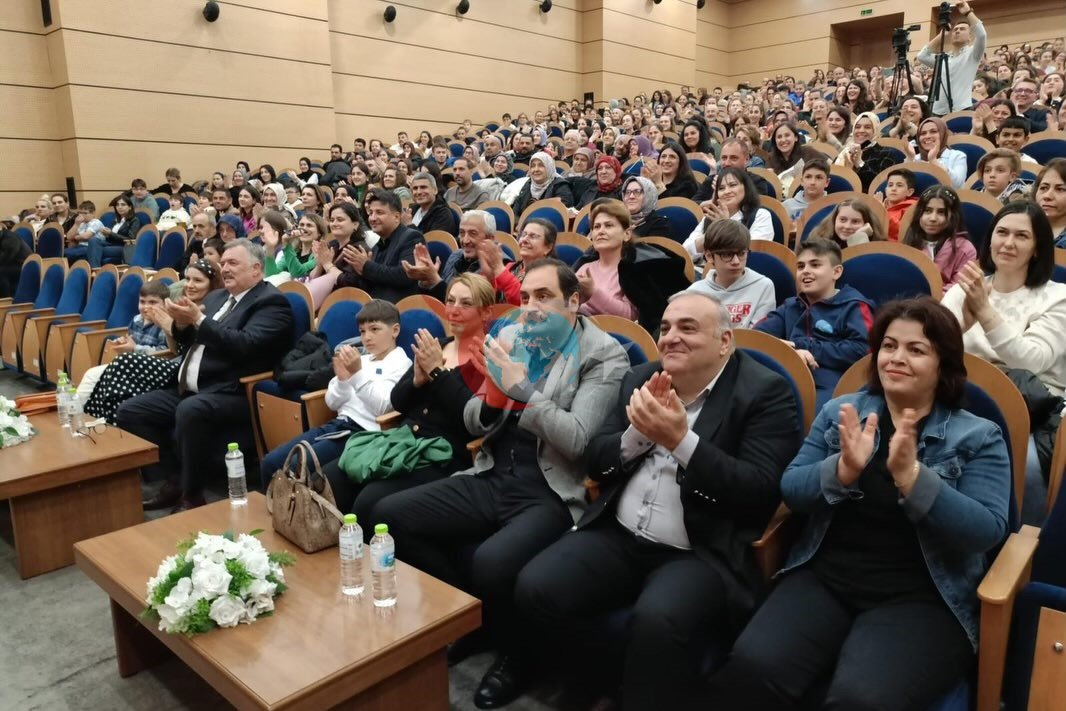Okul Müdürünün Sürpriz Performansı Sosyal Medyada Gündem Oldu