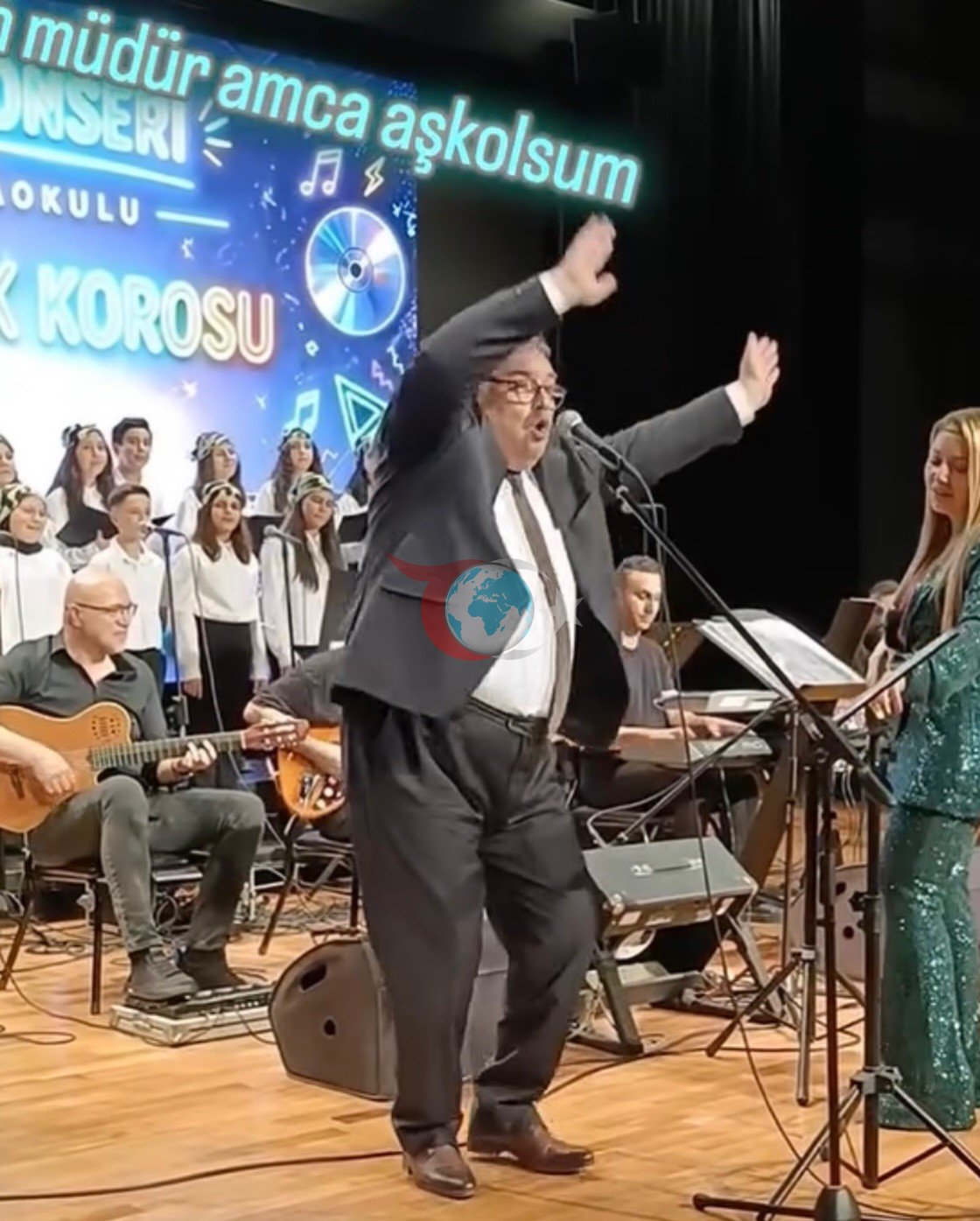 Sahnede öğrencileriyle şarkı söyleyen okul müdürü sosyal medyayı salladı