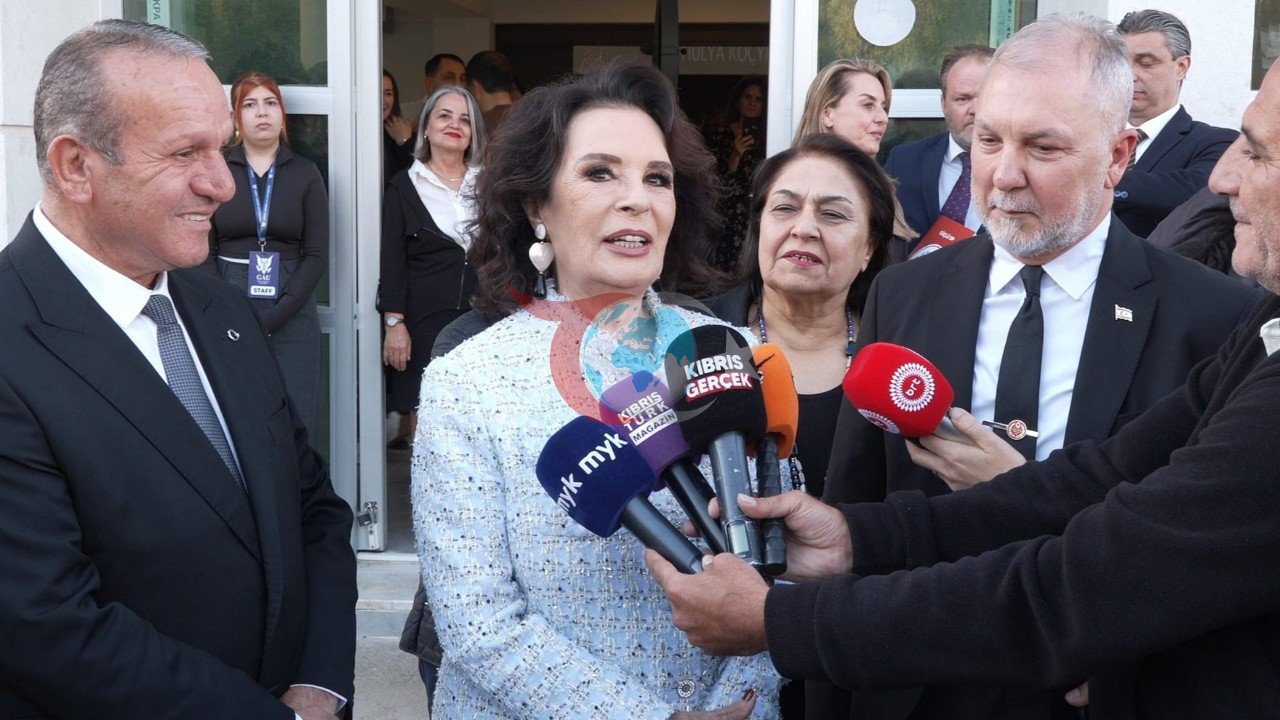 Ünlü Sanatçı Hülya Koçyiğit KKTC'de Söyleşiye Katıldı