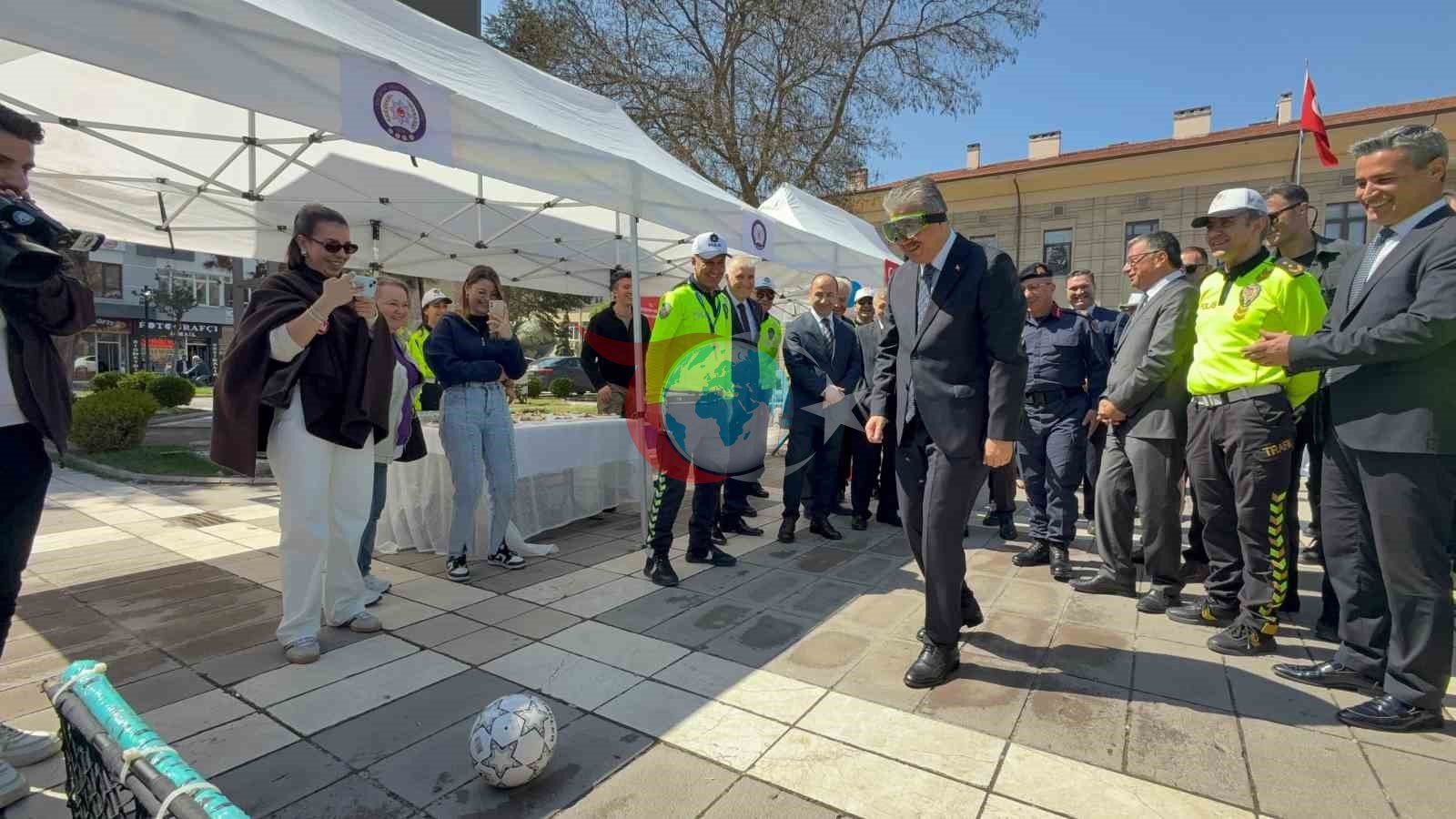 Vali Yılmaz, Alkol Gözlüğü ile Futbol Oynayarak Mesaj Verdi