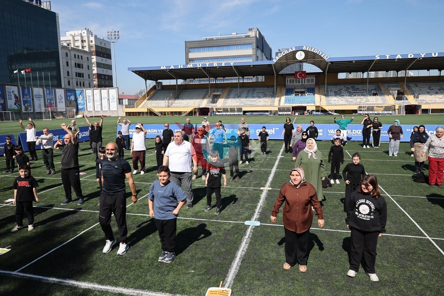 Bağcılar’da çocuklar ve yetişkinler zumba etkinliğinde bir araya geldi