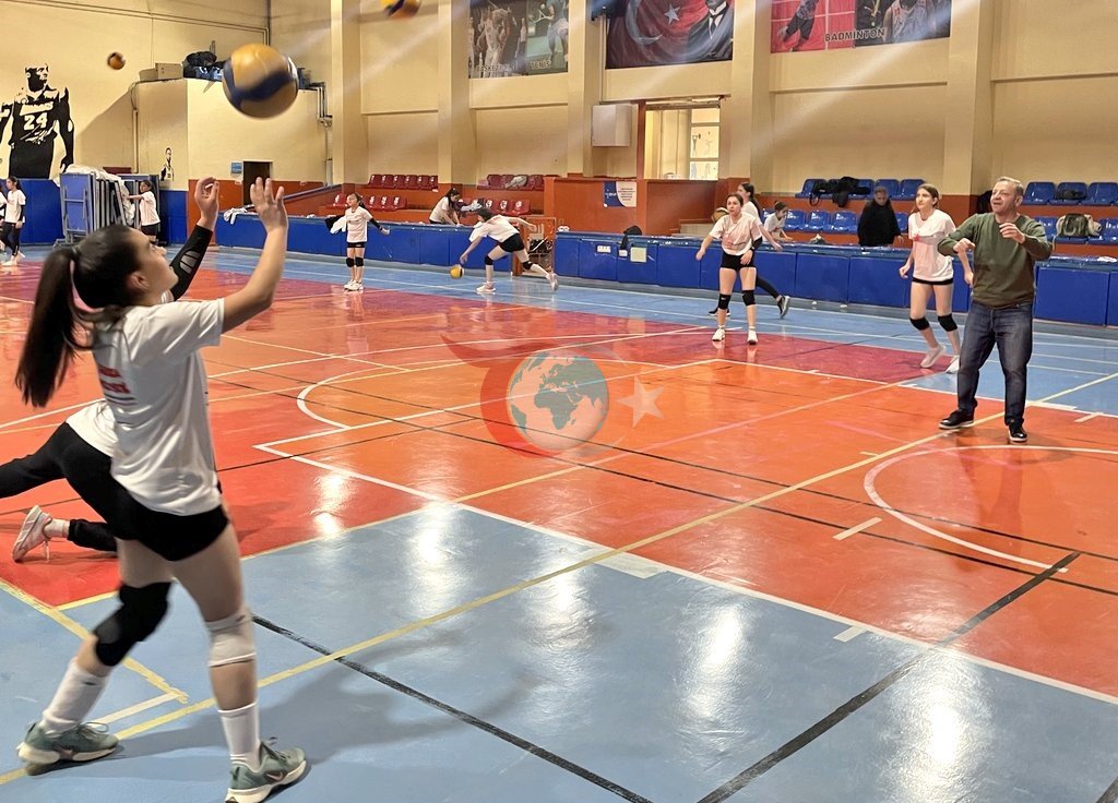 Vali Ziya Polat Genç Sporcularla Voleybol Sahasında Buluştu