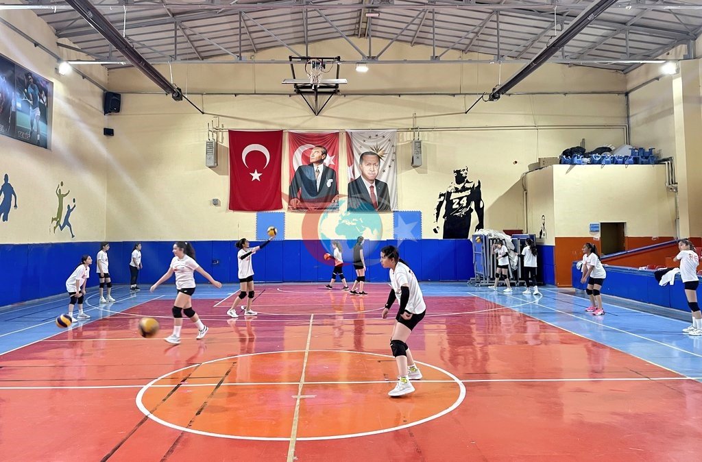 Filede vali sürprizi; Ziya Polat genç sporcularla voleybol oynadı