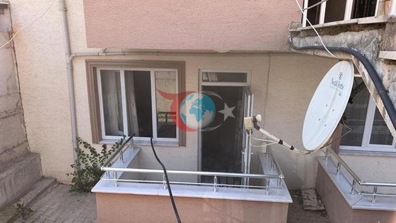 Saç kurutma makinesi bomba gibi patladı Evde mahsur kalan anne ve kızın imdadına komşular yetişti
