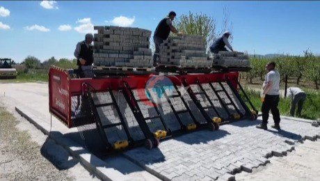 Çivril Belediyesi, Modern Parke Serme Makinesi ile Yol Çalışmalarını Hızlandırıyor