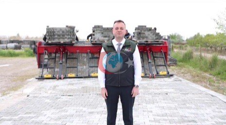 Çivril Belediyesi envanterine parke taşı serme makinesiyle genişletti