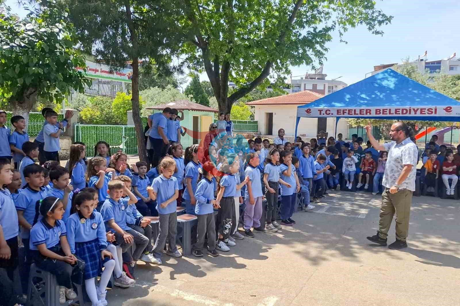 Efeler’in sanatçıları çocuklar için sahneye çıktı