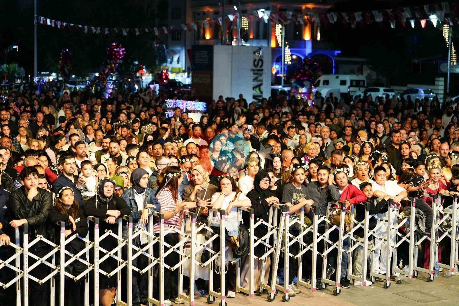 Manisa’da hıdırellez coşkusu Hüsnü Şenlendirici konseriyle zirveye ulaştı