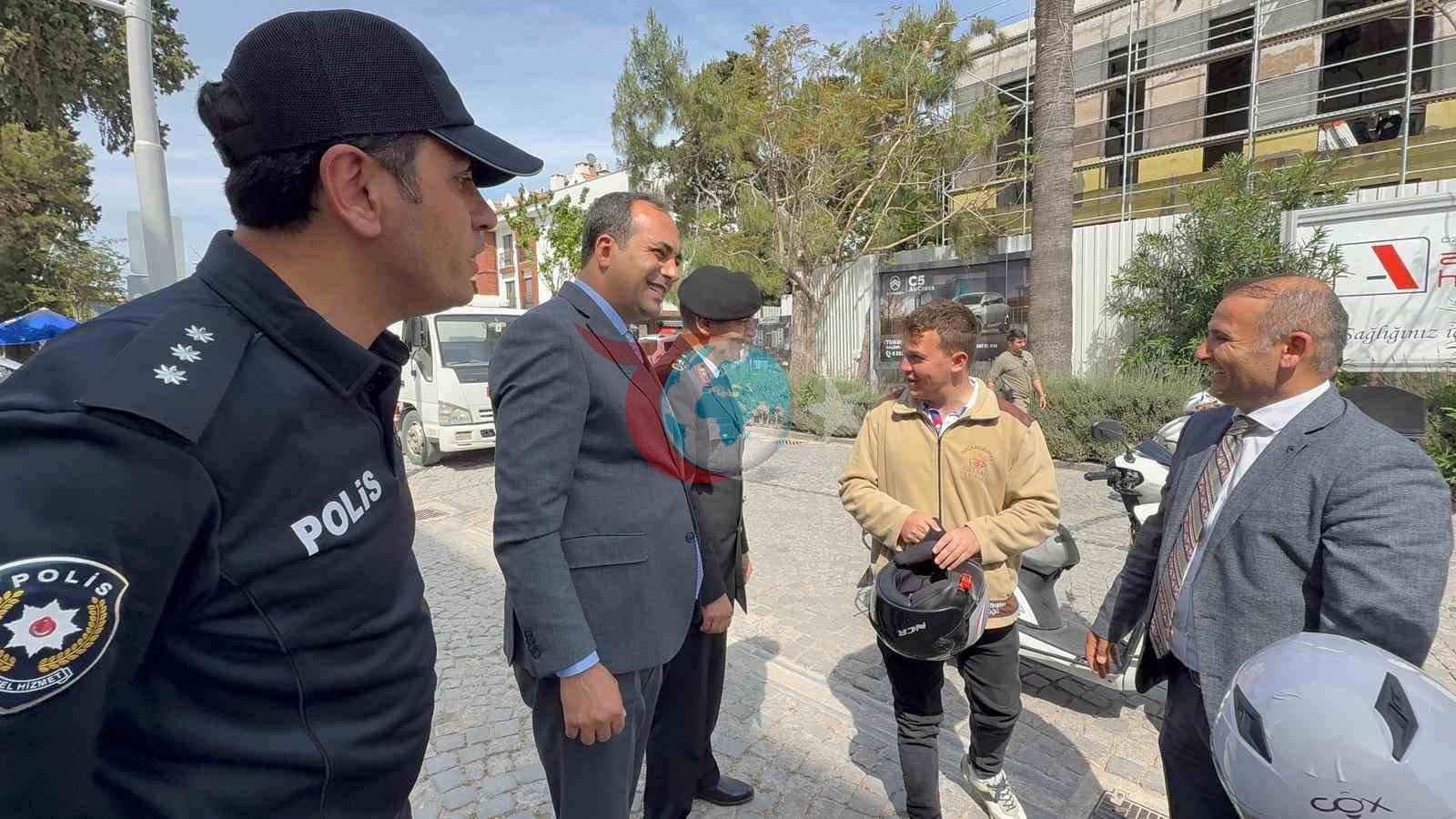 Datça'da Motosiklet Kullanıcılarına Kask Desteği