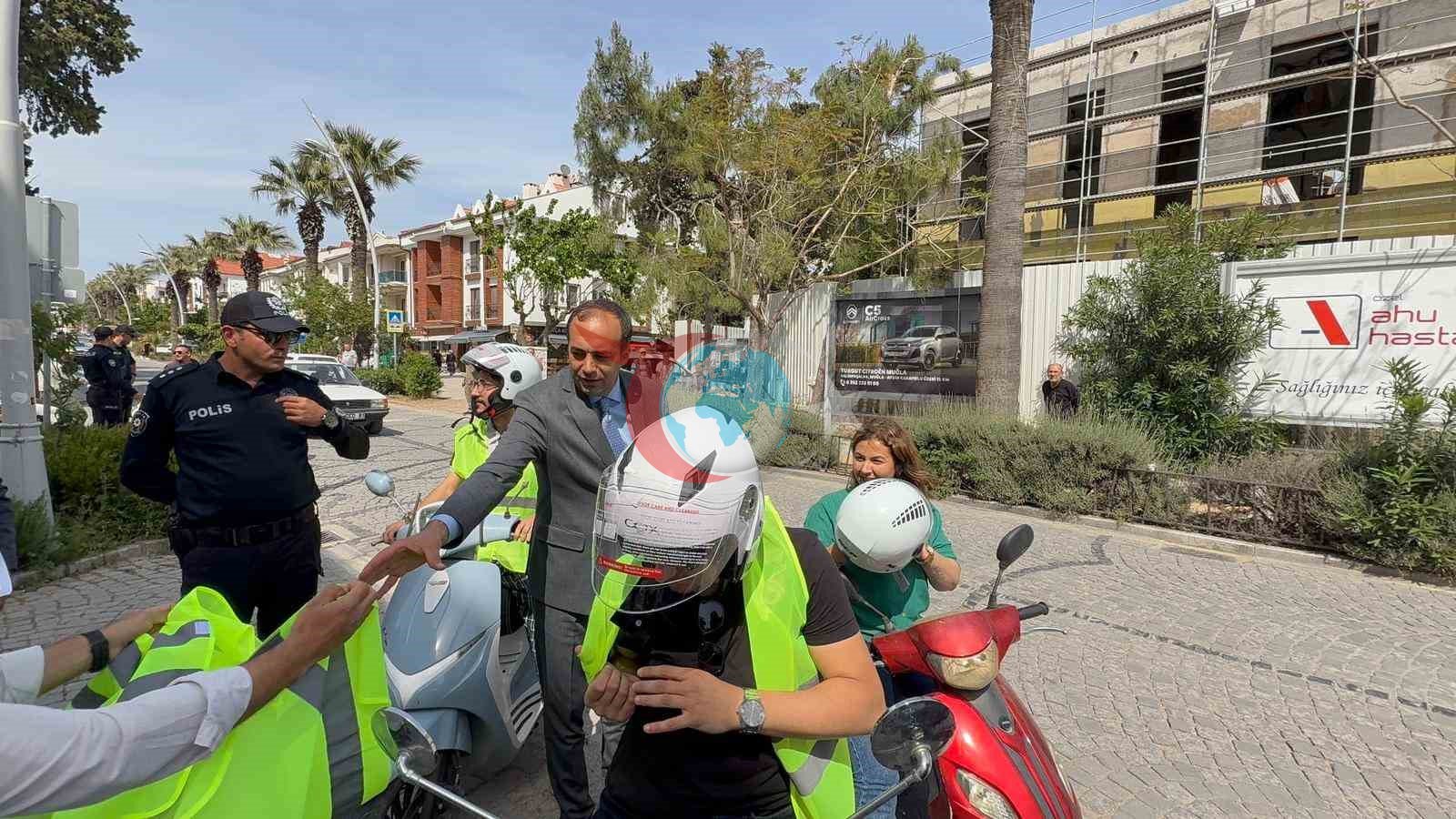Datça’da motosiklet sürücülere ücretsiz kask dağıtıldı