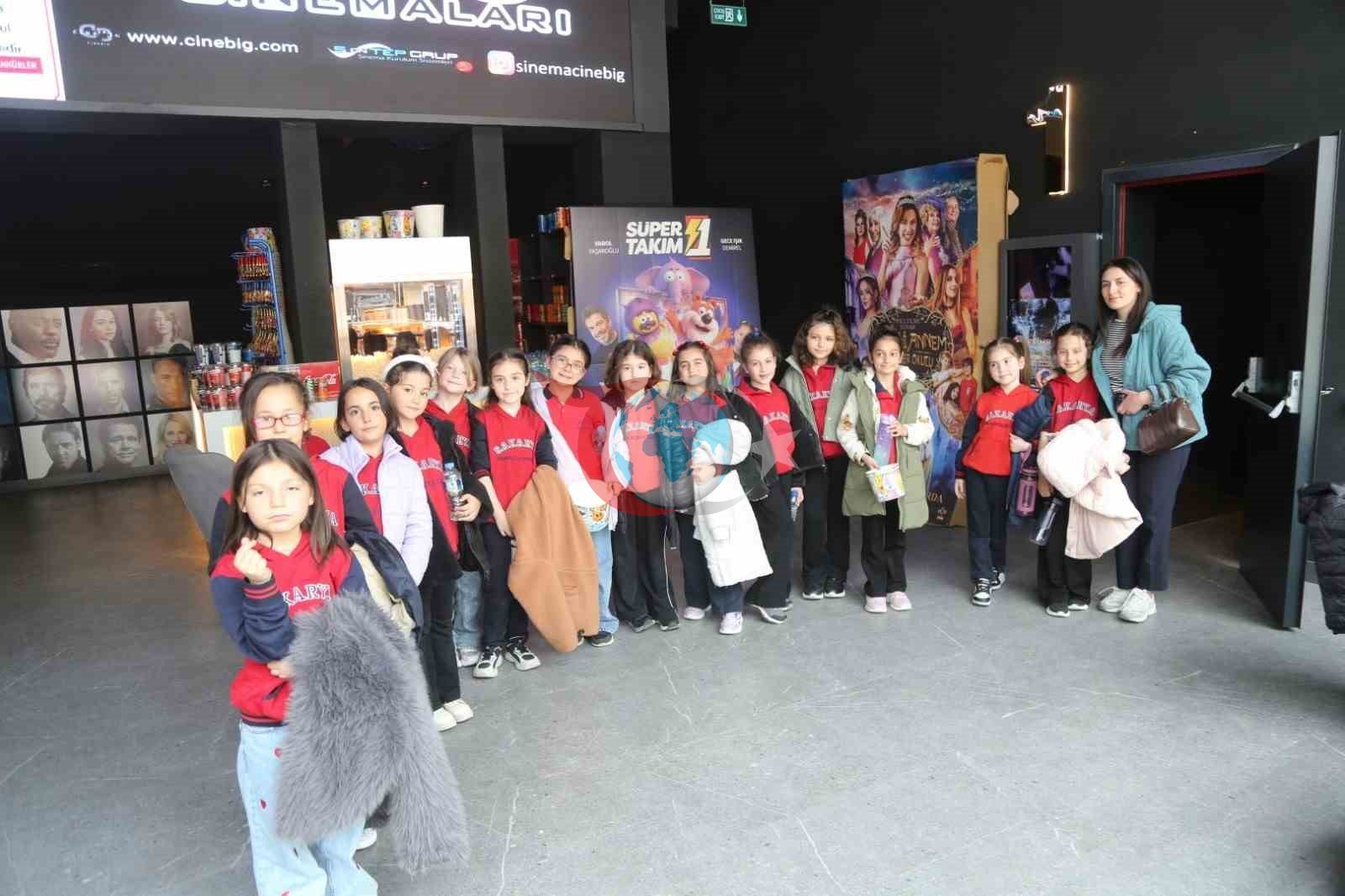 23 Nisan yฤฑldฤฑzlarฤฑna sinema sรผrprizi